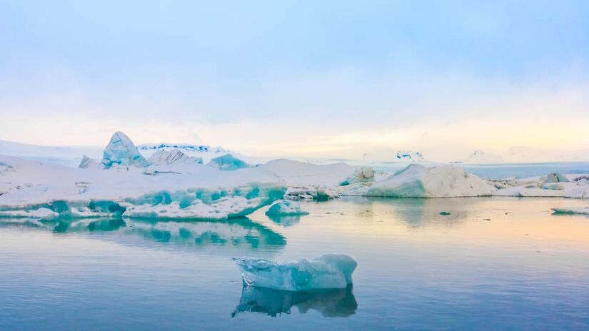 A Antártida abriga cerca de 27 milhões de km&#xB3; de gelo  o suficiente para elevar o nível do mar em 58 metros