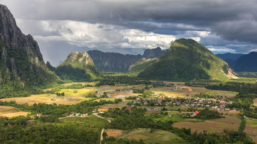 Laos é um país isolado que esconde paisagens de tirar o fôlego. Imagem: Basile Morin/Wikimedia Commons