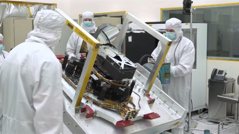 O uso de lasers infravermelhos reduz o consumo de energia e aumenta a segurança das transmissões (Fotos: Reprodução/Youtube)