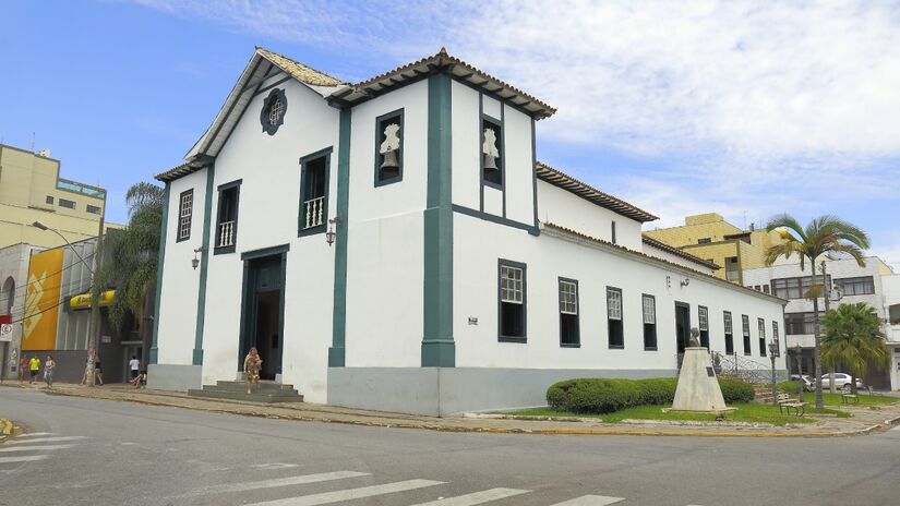 Com cerca de 104,7 mil habitantes, Lavras mantém clima de segurança e proximidade. Hospitais de referência regional, escolas públicas e particulares bem avaliadas e um custo de vida acessível tornam o município atraente para famílias, estudantes e profissionais que valorizam qualidade de vida.