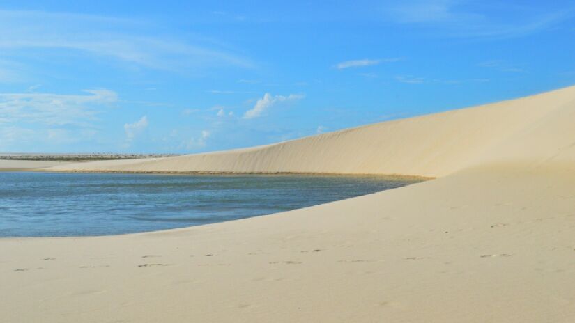 A areia dos Piauienses é mais escura. Imagem: Mayra Pavanello Munerato/Wikimedia Commons