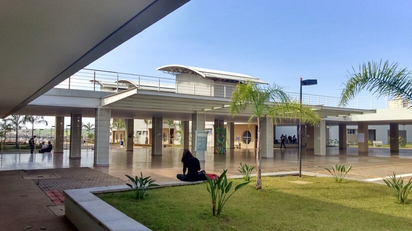 A cidade possui 30 escolas estaduais e uma rede de escolas municipais que atende mais de 17 mil alunos. Foto: Wikimedia Commons