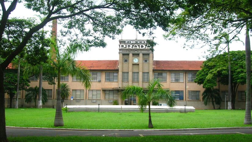 O Edifício Prada é um dos principais pontos turísticos da cidade de Limeira, o prédio foi construído em 1937 por Agostinho Prada, com o intuito de abrigar todas as instalações da antiga companhia Chapéus Prada S/A, que fabricava chapéus e feltros. Atualmente é sede da Prefeitura de Limeira. Foto: Wikimedia Commons