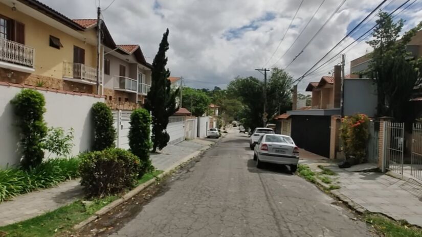 Vila é principalmente formada por casas grandes, com poucos prédios e nenhum comércio dentro dela (Fotos: Reprodução YouTube/Histórias e lugares)
