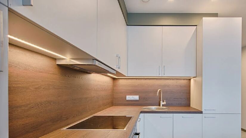 Um mural de madeira, cerâmica ou outro material da preferência do morador torna o ambiente mais versátil, com uma cor mais convidativa e amigável, que permite a iluminação no próprio material - (Vecislavas Popa/Pexels)