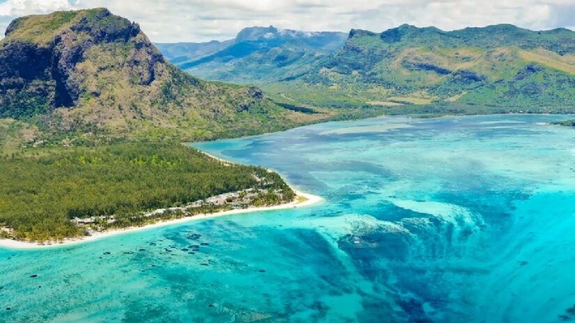 Com uma altura incrível de 3,5 quilômetros, a maior queda de água do mundo ocorre na catarata do Estreio da Dinamarca. O mais impressionante deste fato é que tudo isso ocorre de baixo d'água - (Reprodução)