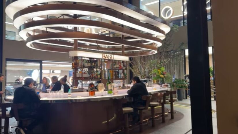 O consumo impressiona: cerca de 8 litros de xampu e 8 de condicionador por dia, somando 480 litros por mês.