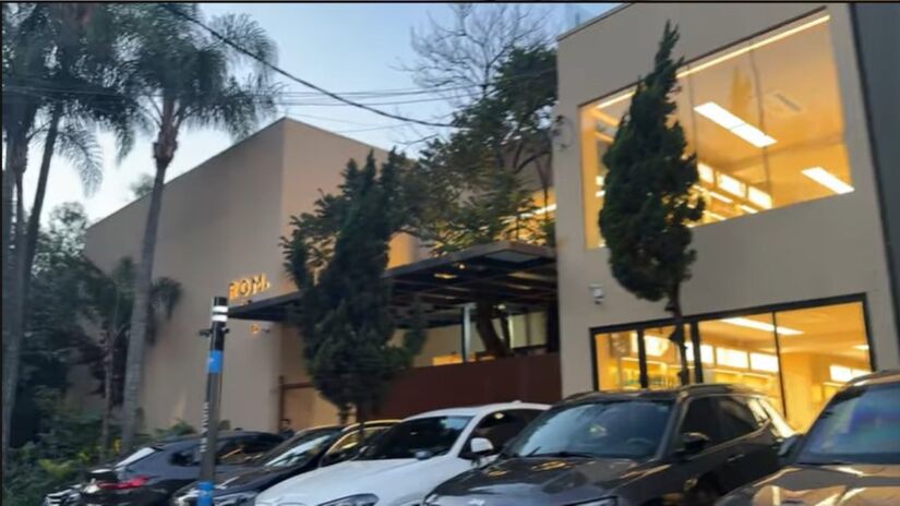 Em três andares, as 227 cadeiras de atendimento ficam lado a lado, com espelhos iluminados. Escadas e elevador conectam os pavimentos.