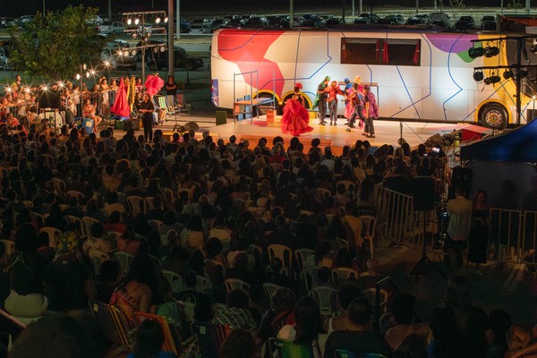 Na trama, o ator-empresário Frazão recruta a jovem amadora Laudelina Pires para estrelar sua trupe itinerante; juntos, eles partem em turnê pelo interior do Brasil.