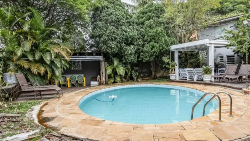Piscina é de formato oval, de alvenaria, com azulejos, com capacidade para 80 mil litros (80 m&#xB3;).