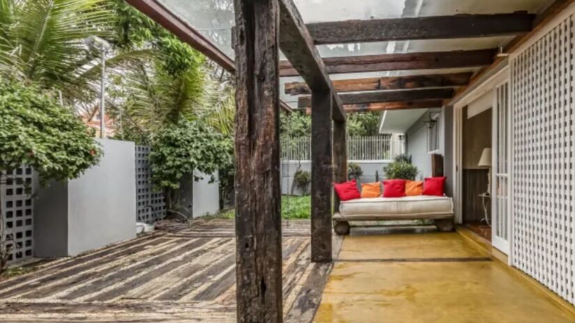 Casa principal possui um terraço de vidro, com saída para a área da piscina.