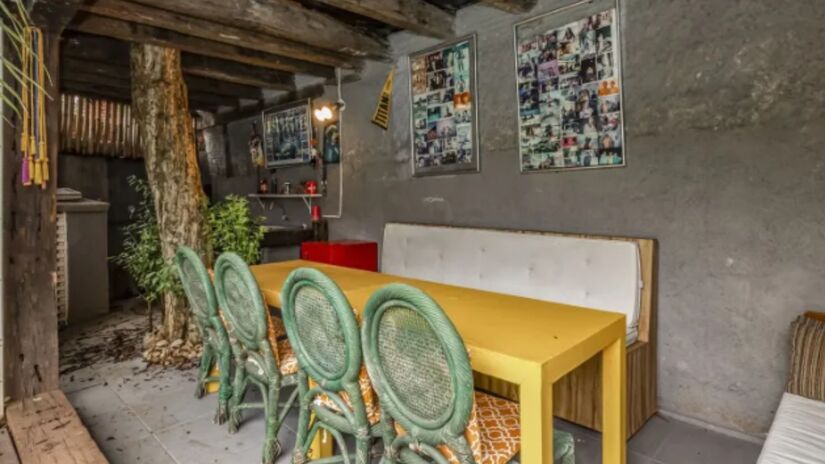 Na parte externa da casa, tem aos fundos uma área gourmet com pia e churrasqueira elétrica.