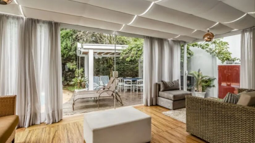 Terreno de 615 m&#xB2; dispõe de uma casa principal, uma área gourmet, uma piscina e uma suíte na área de serviços.