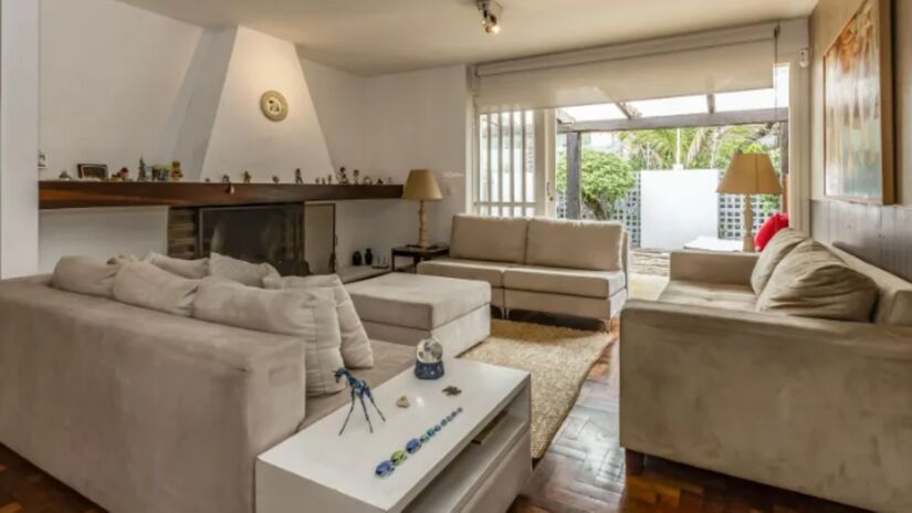 Ainda na área externa, o imóvel possui uma suíte na área de serviços e, em cima, um apartamento.

/Fotos: Divulgação