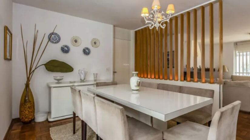 Imóvel ainda conta com lavabo no hall de entrada, cozinha e copa para almoço.