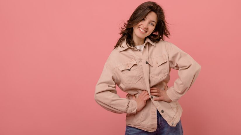 Estudos da Universidade de São Paulo apontam que esse gesto é recorrente entre líderes e gestores, justamente em momentos de tomada de decisão. Fotos: Freepik