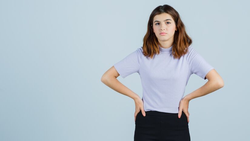 Em situações sociais ou profissionais, esse gesto pode ser uma maneira de marcar posição.