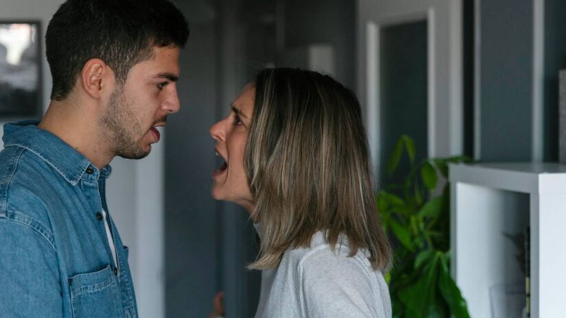 Não faça ameaças vazias

"Cansei de você"
Usar o término como arma em discussões causa dano emocional profundo. Em relacionamentos confiantes, o término não é ameaça  é algo sério que não se usa levianamente.

Como substituir: "Vamos dar um jeito nisso,"
ou "Não vou a lugar nenhum. Pode contar comigo."