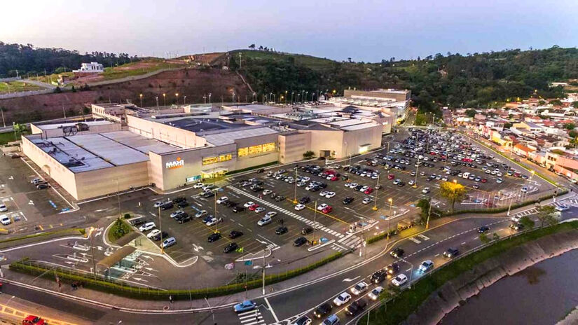  São mais de 30 lojas, restaurantes e opções de lazer, além de 200 vagas adicionais de estacionamento. Foto: Divulgação/Maxi Shopping