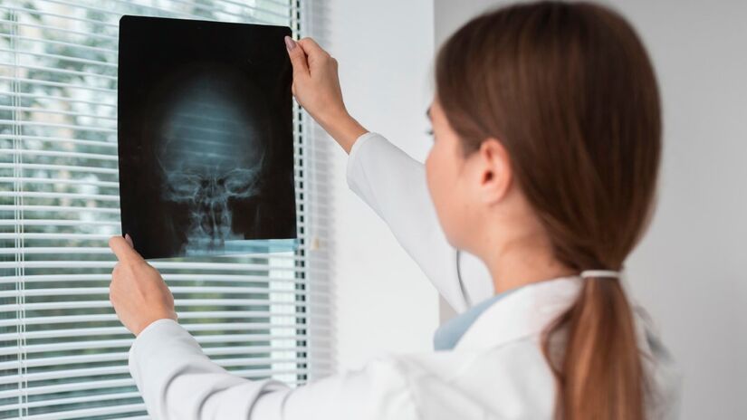 Análise pode apontar pacientes que precisam fazer colonoscopia com urgência (Fotos: Freepik)