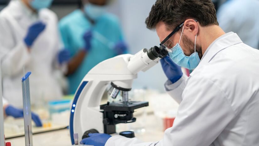 Para comprovar a teoria, os cientistas reproduziram a saliva humana em laboratório (Fotos: Freepik)