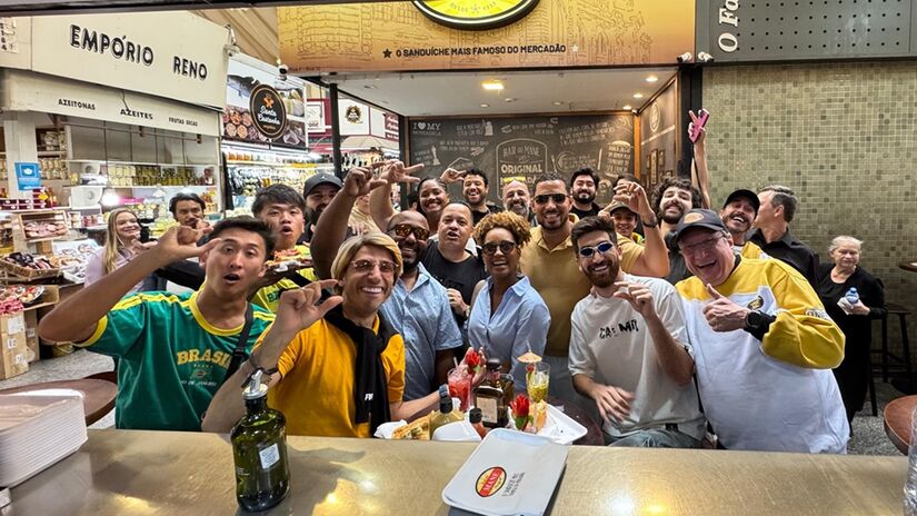 Humoristas provando as iguarias do mercado/Reprodução