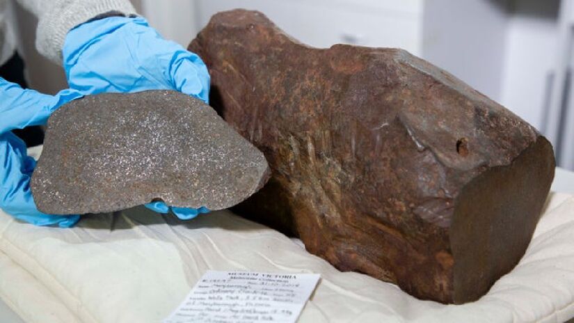 É apenas o segundo meteorito analisado por Dermot Henry, geólogo do Museu de Melbourne. Imagem: Reprodução Museums Victoria