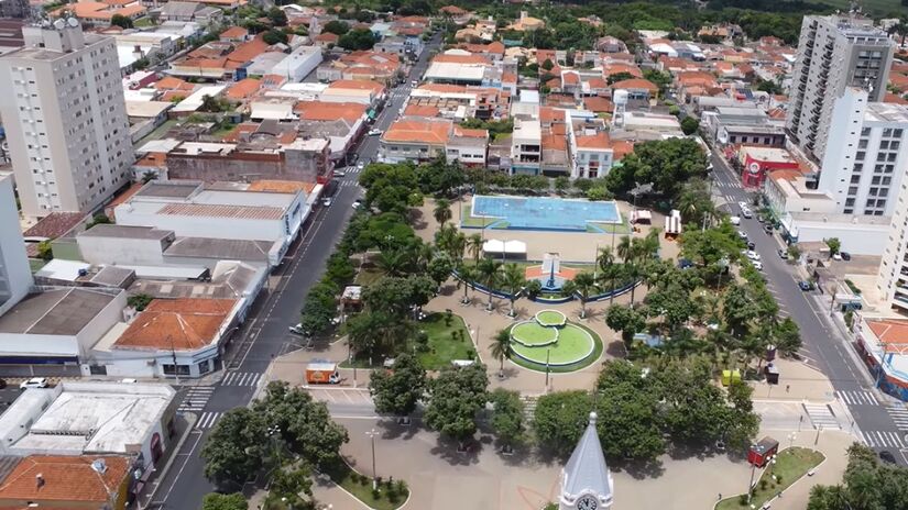 A cidade é reconhecida como um dos maiores polos moveleiros do Brasil, com dezenas de fábricas especializadas na produção de móveis residenciais e corporativos.