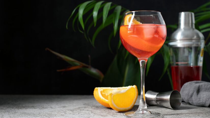 Ler o rótulo e preparar gelos em casa com sucos ou água de coco natural é a forma mais saudável de curtir o drink (Fotos: Freepik)