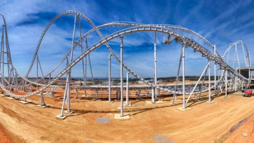 Maior montanha-russa da América Latina foi a primeira atração a ser construída.