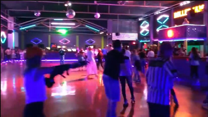 Para quem gosta de programas diferentes, a Mooca também tem clima de filme. O Roller Jam recria o ambiente dos rinques de patinação americanos, com pista de madeira, luzes coloridas, fliperamas, jogos como pebolim e air hóquei e uma trilha sonora que passeia pela disco music dos anos 70 e 80, com espaço para hits atuais. Foto: Reprodução YT/Roller Jam Rink de Patinação