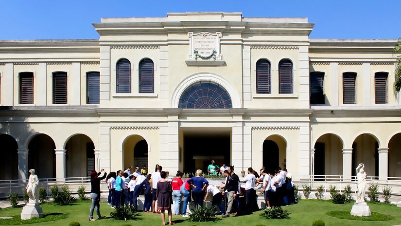 O Museu da Imigração é um dos endereços mais emblemáticos da região. Instalado no prédio da antiga Hospedaria de Imigrantes, que começou a receber estrangeiros em 1887, o espaço foi a porta de entrada para milhões de pessoas que chegaram a São Paulo em busca de novas oportunidades. Foto: Wikimedia Commons