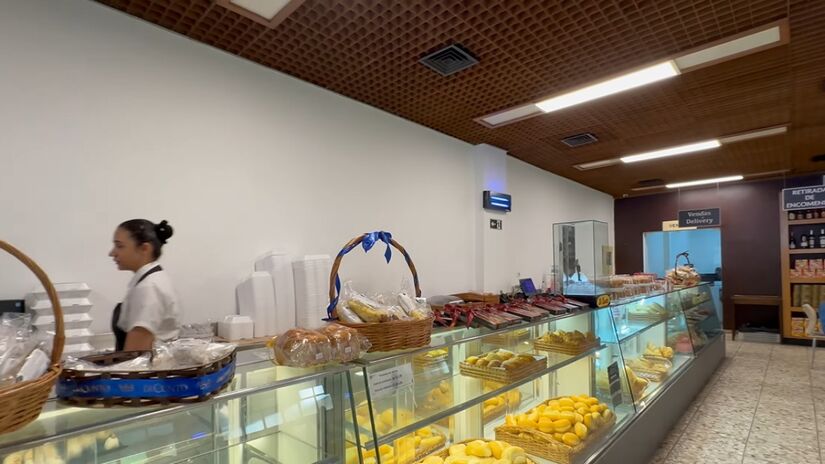 O clima é de padaria de bairro, mas com alma de confeitaria clássica. Ali dá para tomar um simples café no balcão, almoçar massas frescas no restaurante, levar pães e doces para casa ou se render à famosa torta Regina, que segue a mesma fórmula desde o fim do século 19. Foto: Reprodução YT/Pirando Pelo Mundo