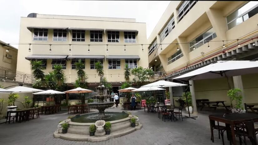 É difícil falar de Mooca sem começar pela Di Cunto. Fundada por um imigrante italiano em 1896, a casa funciona há mais de 120 anos no mesmo pedaço da Borges de Figueiredo, mantendo receitas que atravessam gerações. Foto: Reprodução YT/Pirando Pelo Mundo