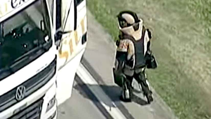 Por volta das 9h15, um agente do Gate, paramentado com roupas especializadas, se aproximou do caminhão e começou a orientar o motorista / Reprodução/SBT