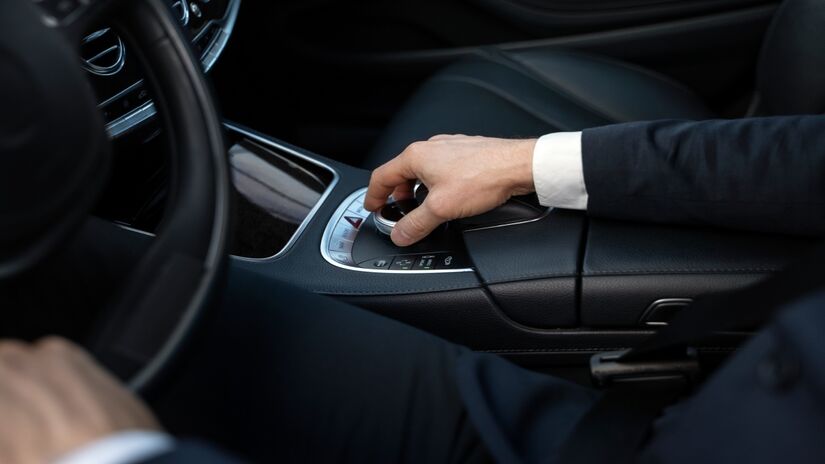 Não coloque o carro no "P" enquanto ele ainda está se movendo(Fotos: Freepik)