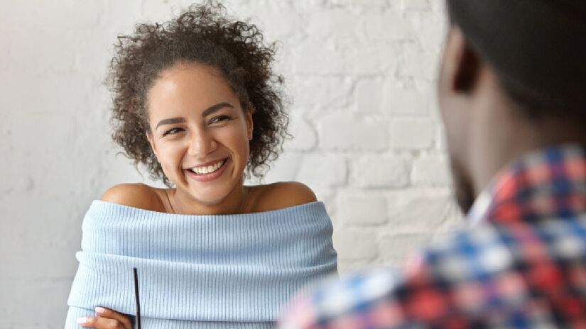 Segundo estudo publicado no Journal of Social Psychology, sorrir aumenta significativamente a atratividade