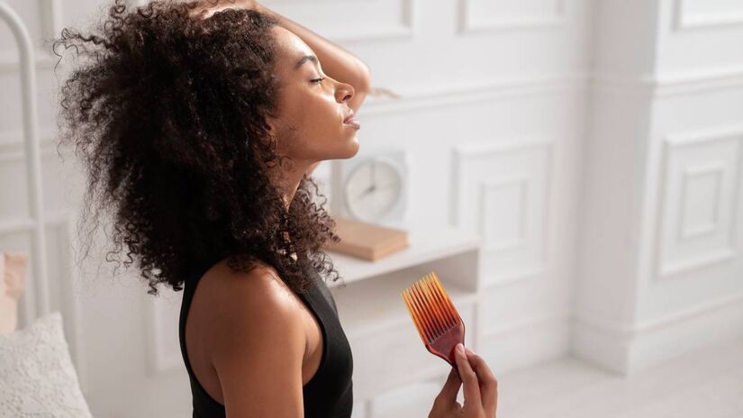 A valorização dos cabelos naturais se transforma em símbolo de poder e pertencimento, marcando a transição capilar como um processo de cura racial, autoconhecimento e descolonização estética para milhões de brasileiros.
