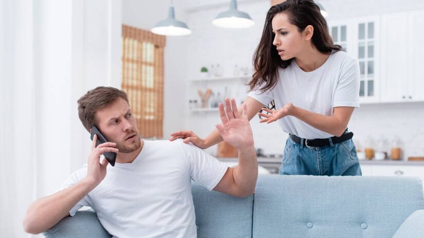 Respeite a privacidade do parceiro

"Deixe-me ver seu telefone"
Bisbilhotar o celular do outro demonstra falta de confiança e corrói o relacionamento. Em relacionamentos saudáveis, a privacidade é um direito. Se algo te incomoda, use a comunicação, não a investigação.

Como substituir: "Estou sentindo que algo está errado. Há algo que você não está me contando?"
ou "Notei que você recebeu mensagens de texto tarde da noite. Está tudo bem?"