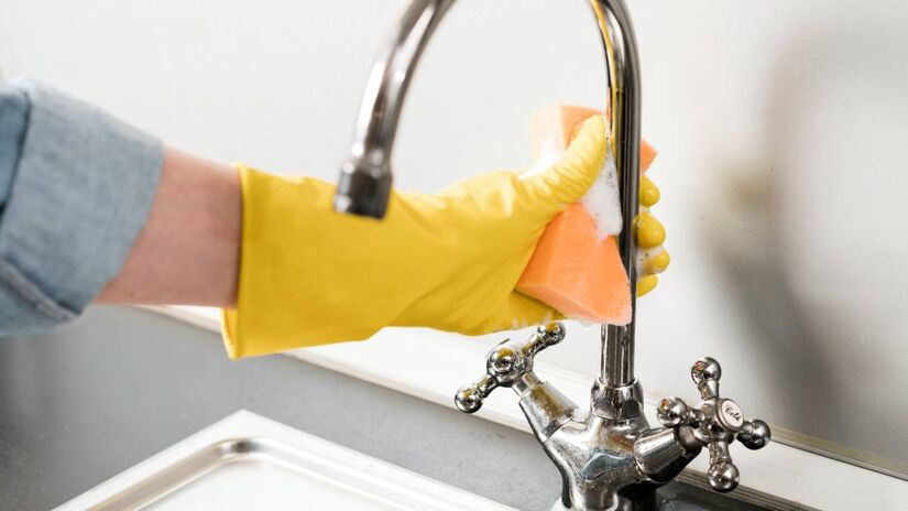 Modelos de aço inox ou louça têm instalação simples e se adaptam a diferentes tipos de bancada. Fotos: Freepik