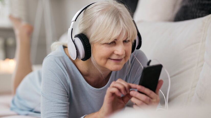 Participantes que escutavam música frequentemente apresentaram um risco 39% menor de desenvolver demência em comparação com aqueles que não tinham esse hábito (Fotos: Freepik)