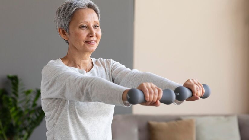 Especialista afirma que idosos precisam de treino de força para evitar perda muscular e declínio funcional