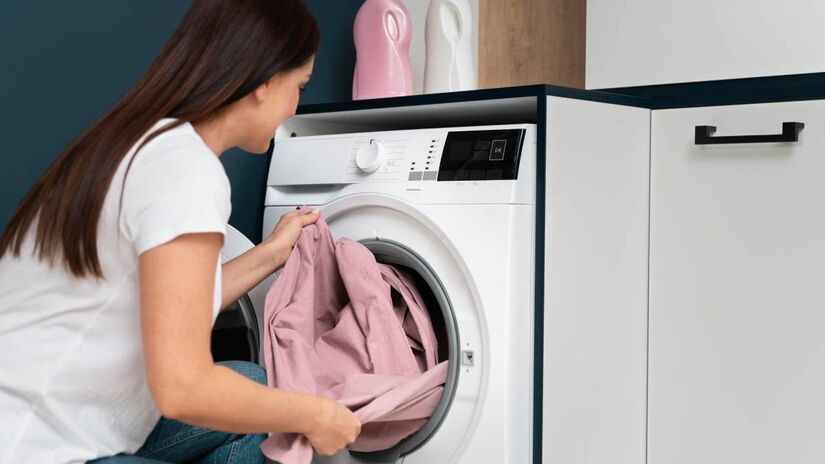 Outros pequenos eletrodomésticos, como chaleiras elétricas, placas de indução e outros aparelhos que possuem um alto consumo de energia, podem aumentar consideravelmente o gasto de eletricidade se não forem utilizados de forma eficiente. Fotos: Freepik