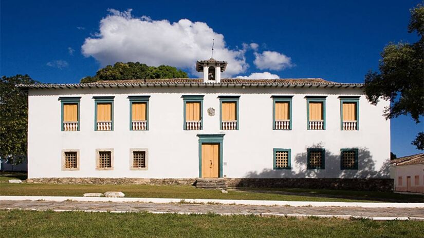 Seu centro histórico é Patrimônio Mundial da Unesco, garantindo a preservação de sua arquitetura original de adobe e pau a pique. Fotos: Wikimedia Commons