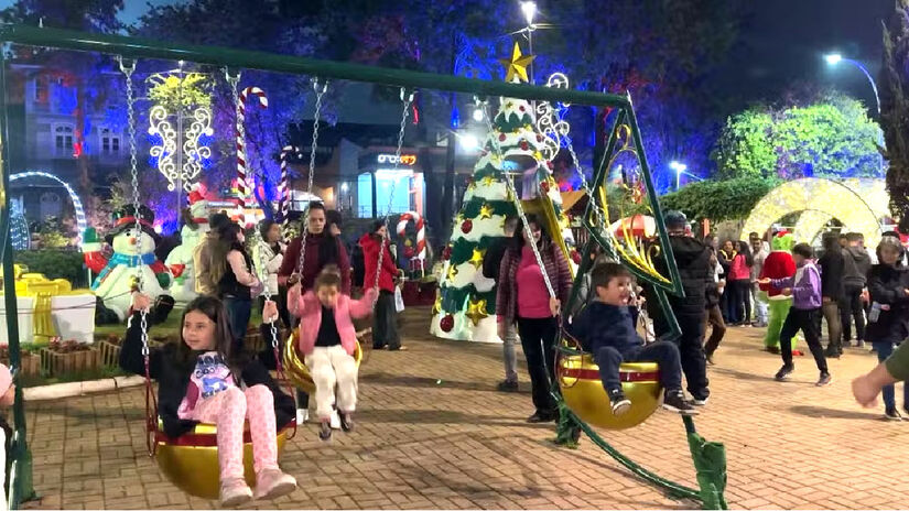 Entrada da cidade se transforma no Pórtico da Fantasia, com túnel de luzes e árvores decoradas.
Fotos: Reprodução/TV Vanguarda