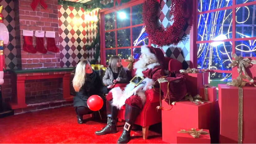 Inauguração da tradicional decoração natalina encantou moradores e turistas na noite de sexta-feira (31/10).