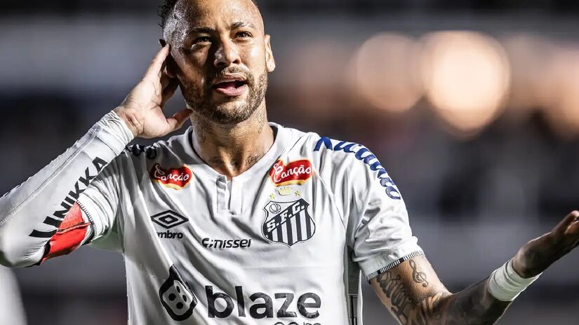 Maior artilheiro da história da Canarinho, Neymar chegará na Copa de 2026 com 34 anos e tendo sido ausência em dois anos seguidos por lesões ou opção técnica - (Raul Baretta/Santos FC)