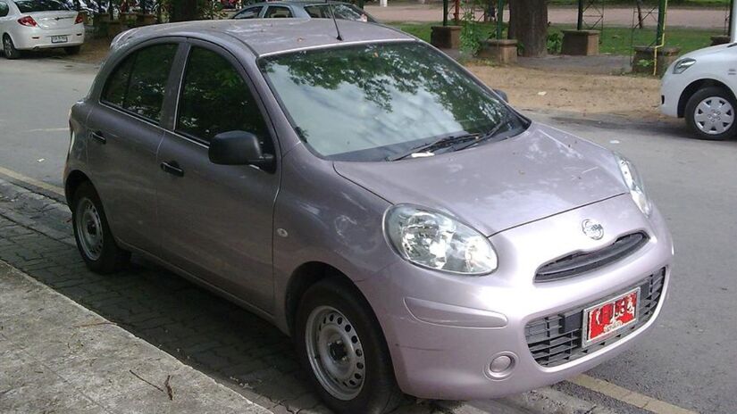 Nas configurações mais equipadas, o carro ainda trazia central multimídia com Apple CarPlay e Android Auto, câmera de ré e rodas de liga leve. O porta-malas de 265 litros atendia bem o uso urbano, embora ficasse devendo espaço em viagens com bagagem. Fotos: Wikimedia Commons