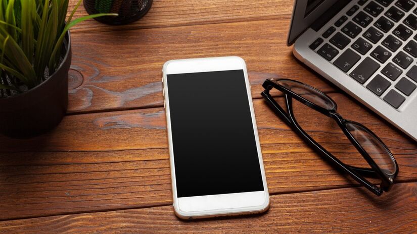 Anúncios que parecem adivinhar suas conversas nem sempre significam que o celular está gravando, mas sim que plataformas cruzam seus dados e hábitos de navegação para prever interesses