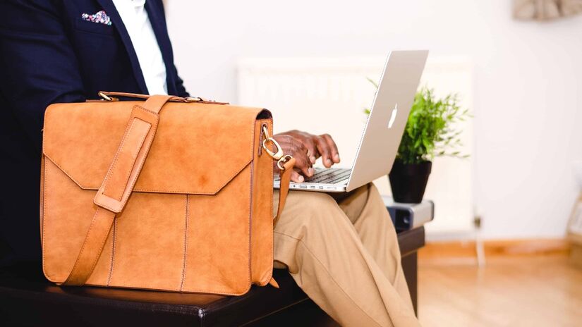 Notebook deve ser tirado da mochila antes do procedimento de raio x. Imagem: Pixinio